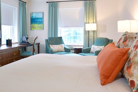 Guest Room at Queen’s Landing by Vintage Hotels, Ontario