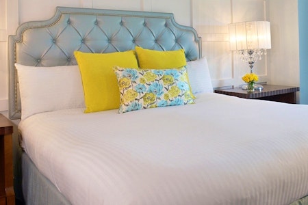 Large Airy Guest Room at Queen’s Landing by Vintage Hotels, Ontario